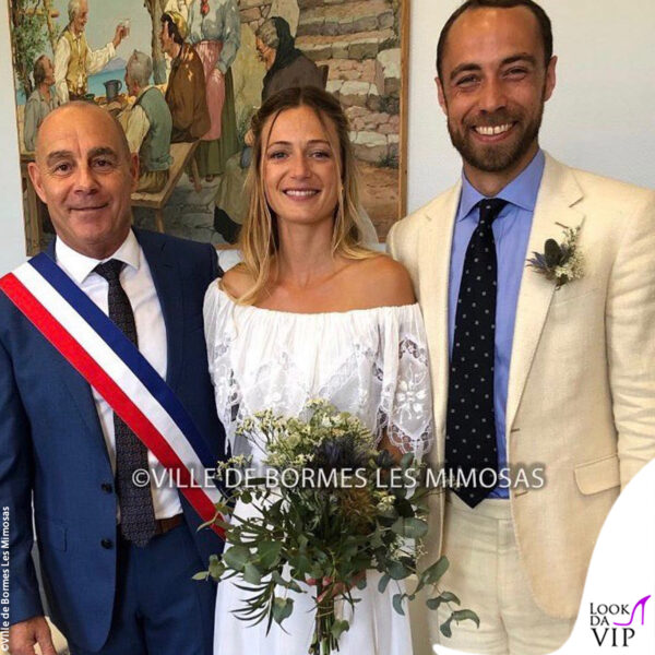 i due si sono sposati a Bormes-les-Mimosas, eccoli con il sindaco del Paese francese 
