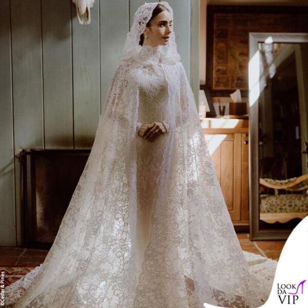 Lily Collins, splendida nei pizzi Ralph Lauren 