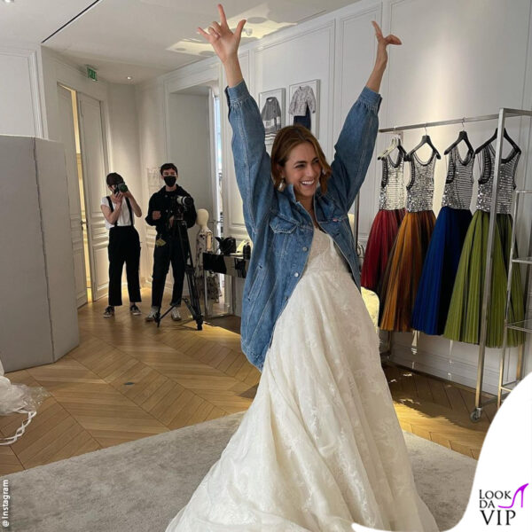 la Leone rock con una giacca di jeans esulta alla fine del fitting 