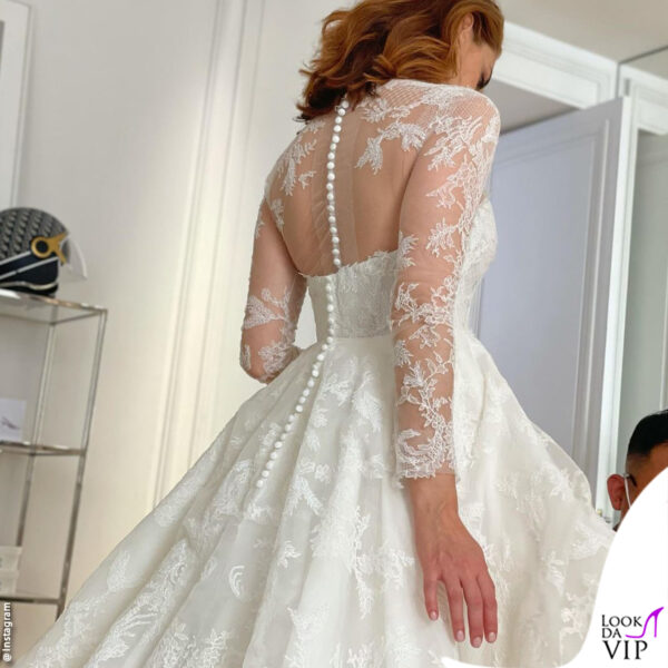 romantici bottoncini correvano lungo la schiena dell'attrice 