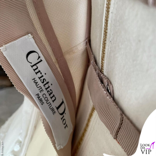 l'etichetta dell'abito haute couture Dior 