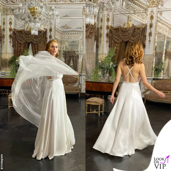 il vestito, firmato Dior, lasciava scoperta la schiena