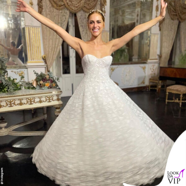 Miriam Leone mostra l'abito Dior per il ricevimento: gonna a ruota dal sapore anni 50