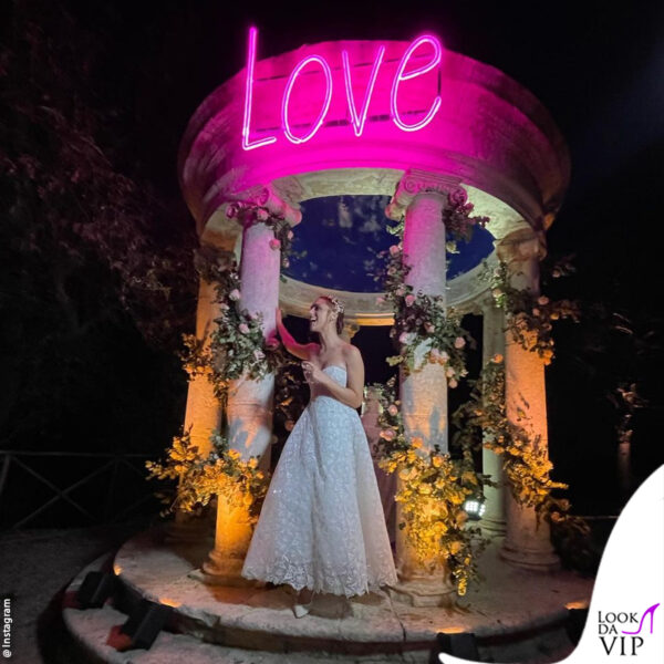 un neon con la scritta "love" ha illuminato il party di... amore