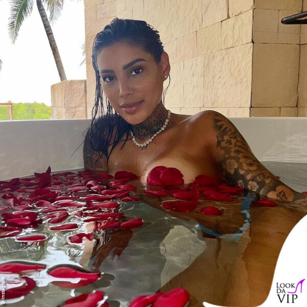 Nicole nella vasca della loro camera 