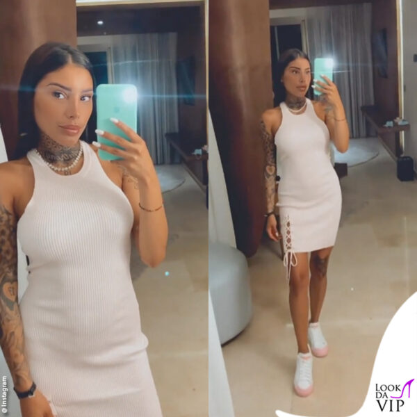 minidress e sneakers per Nicole 