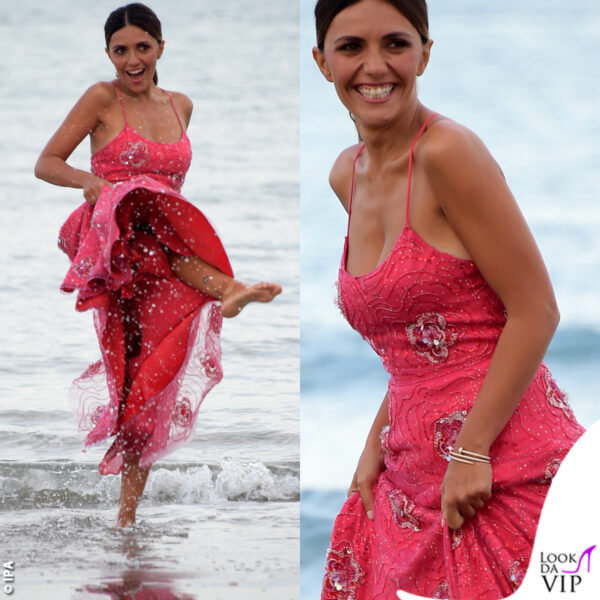 Il vestito color magenta Giorgio Armani Privé è decorato con paillettes a motivo floreale