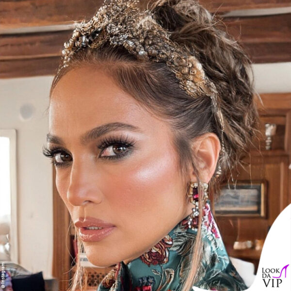 un primo piano di Jennifer, che ha mostrato il risultato ottenuto usando i prodotti della sua linea di bellezza, JLo Beauty 