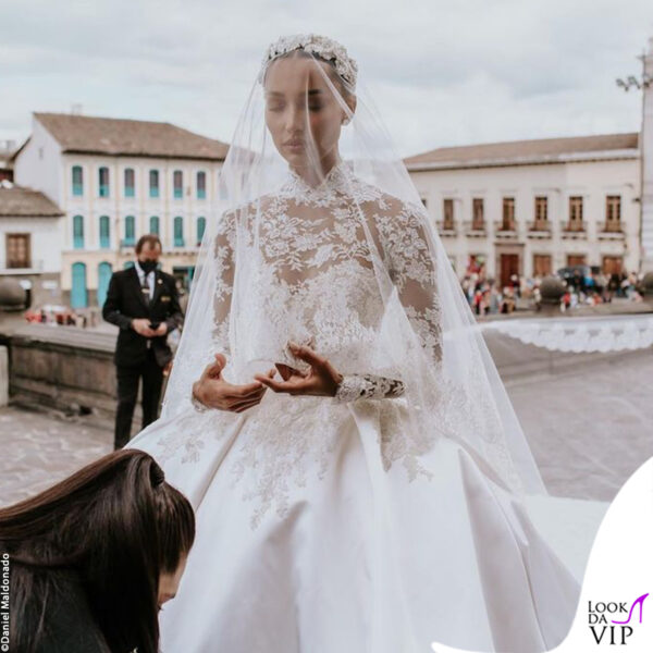 l'arrivo in chiesa di Jasmine Tookes 