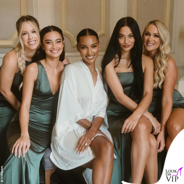 Jasmine posa con le damigelle, vestite Amsale 