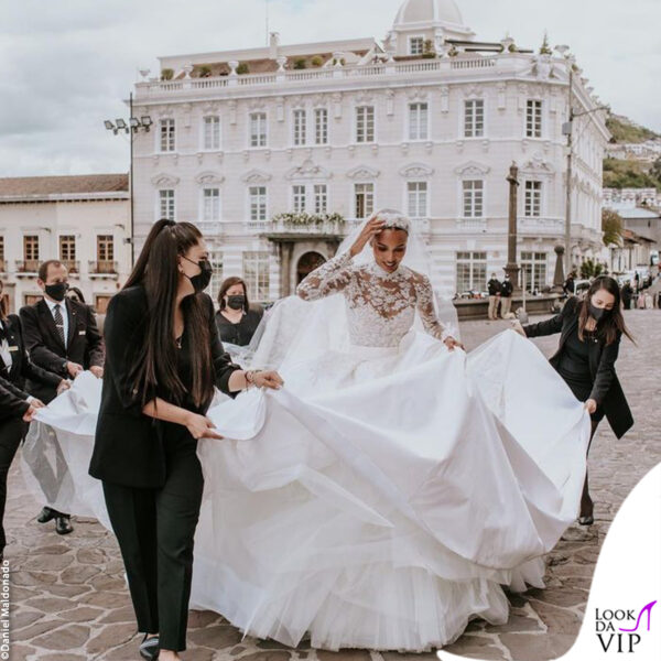l'abito da sposa è così ampio che Jasmine deve farsi aiutare 