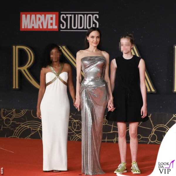 abito bianco con dettagli oro per Zahara, minidress nero con sneakers gialle per Shiloh e vestito platino di Atelier Versace per Angelina 