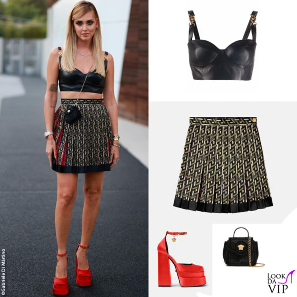Ecco l'outfit Versace di Chiara Ferragni, con focus sui piedi