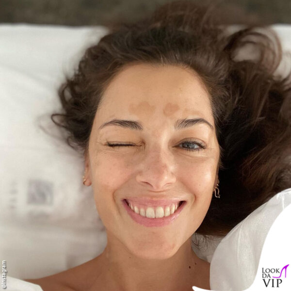 Senza filtri, con gli occhi luminosi e un sorriso spensierato