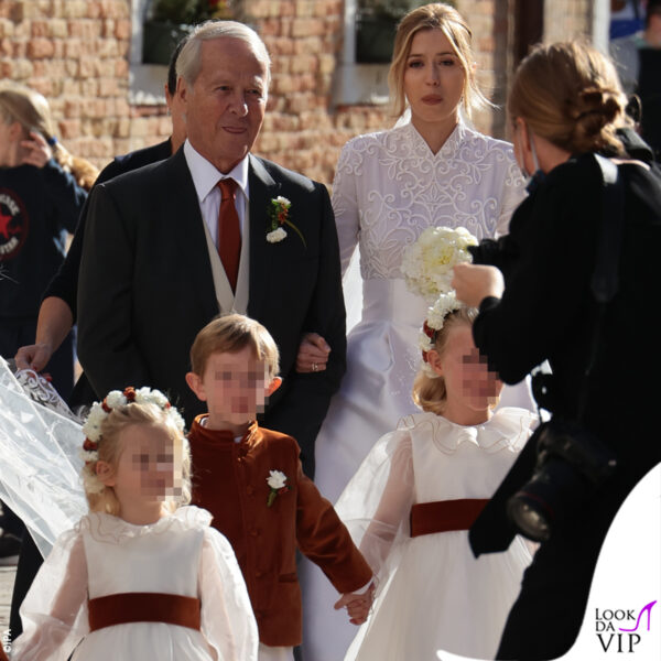 il marrone è uno dei colori dominanti dell'evento, compare infatti sulla cravatta del padre della sposa e nei look dei paggetti 
