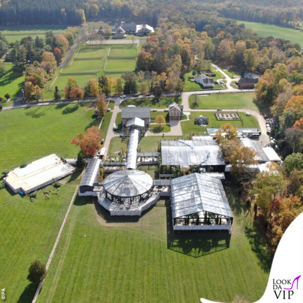 una vista dall'alto della tenuta di Jennifer Gates, con i tendoni allestiti per l'evento 