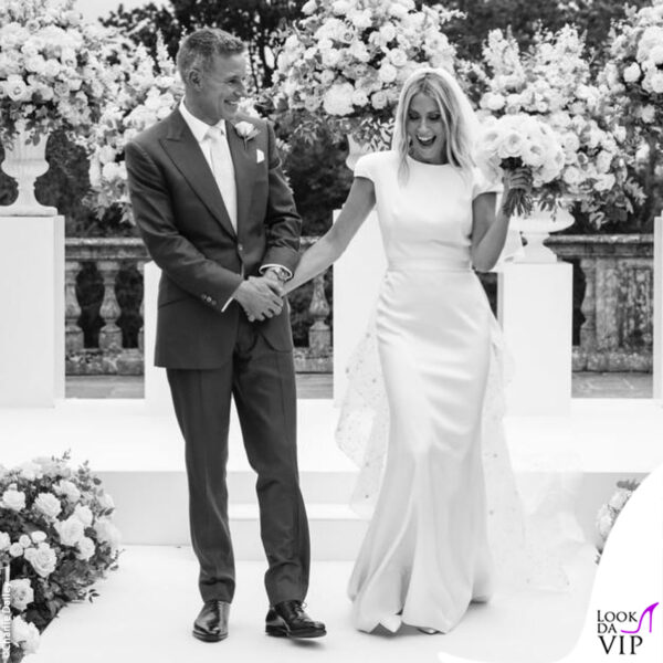 la sposa ha indossato un abito avvitato di Alida Herbst 