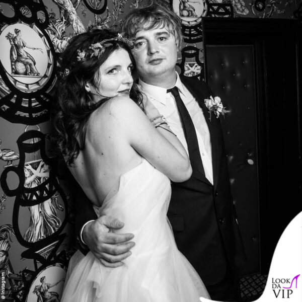 l'artista Pete Doherty con la neo-moglie Katia de Vidas 
