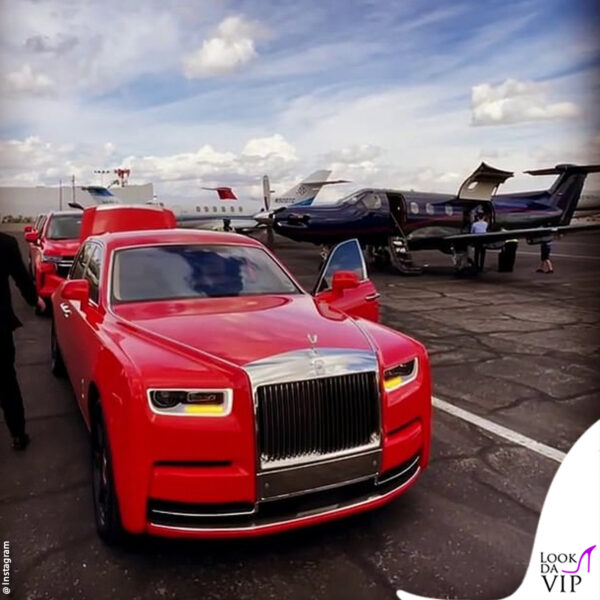 al loro arrivo a Las Vegas, gli sposi e gli amici sono passati dal jet privato alle Rolls Royce rosse 
