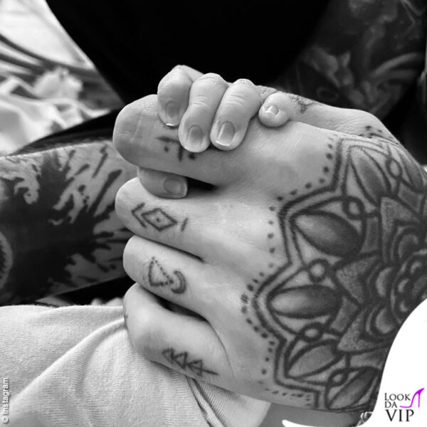 La foto con cui Gigi Hadid annunciava il parto avvenuto: la mano della bambina e del papà Zayn
