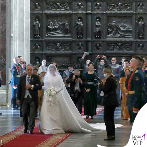 La sposa è stata accompagnata dal papà, l'ambasciatore Roberto Bettarini 