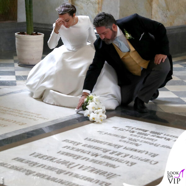 gli sposi pregano sulle tombe degli zar, dove Rebecca ha lasciato anche il suo bouquet 