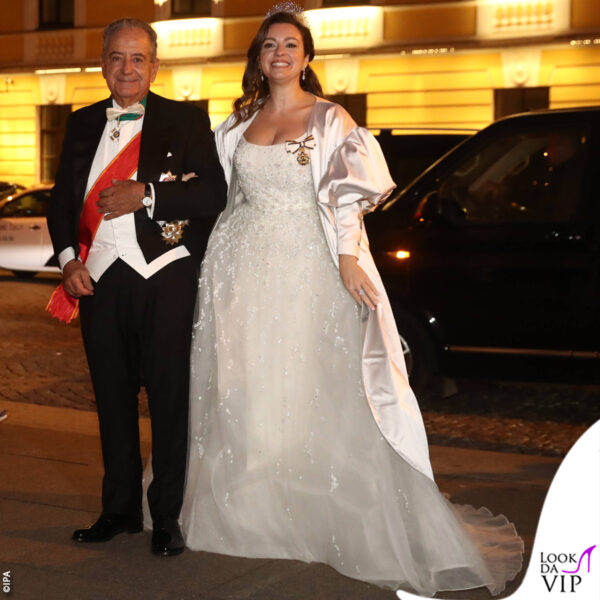 la sposa, che ora si chiama Victoria Romanova, arriva al ricevimento insieme al papà 