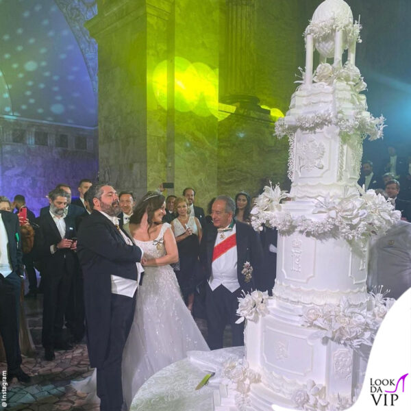 la coppia al ricevimento - la sposa ha indossato due abiti creati su misura da Reem Acra 