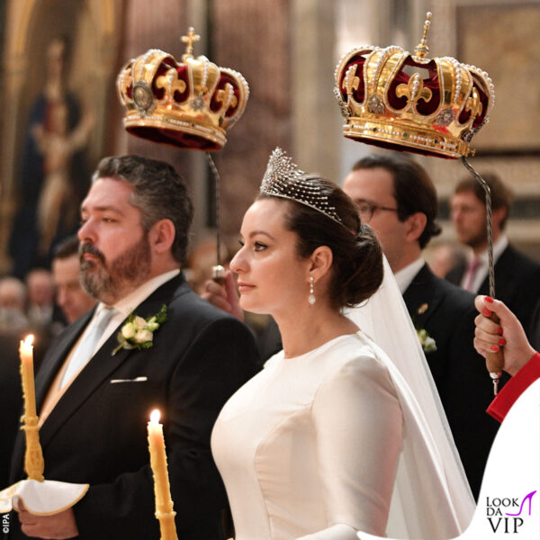 gli sposi con le corone sospese sopra la loro testa - è questa un'usanza di tutti i matrimoni ortodossi, non solo per i nobili 