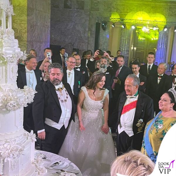 gli sposi con i loro invitati 