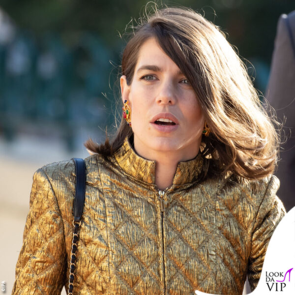 un primo piano di Charlotte Casiraghi, d'oro vestita 