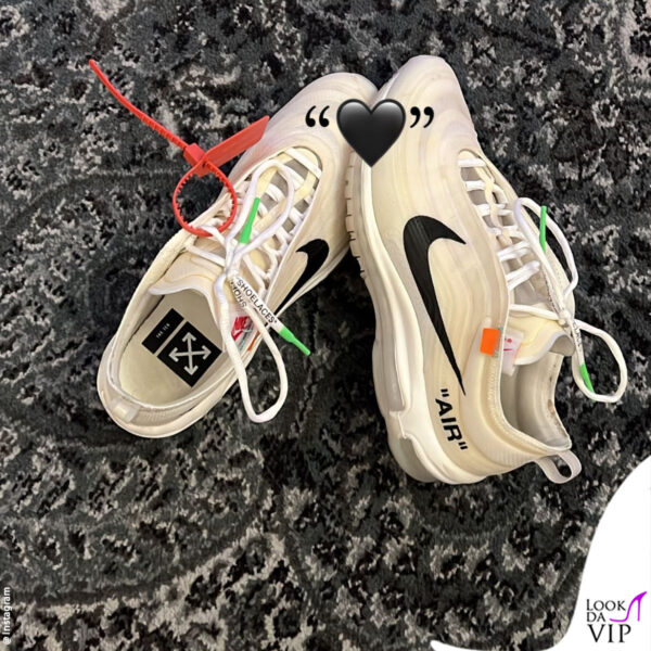 un cuore nero, un paio di Nike in collaborazione con Off-White e il tappeto che Abloh ha creato per Ikea: così Fedez ha ricordato il designer 