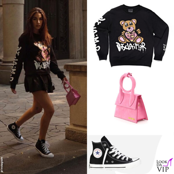 Felpa Disclaimer, borsa Jacquemus e sneakers All Star: casual, ma con stile