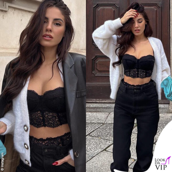 La De Lellis mostra il completo intimo Tezenis in uno streetwear composto da maglione Alessandra Rich, blazer Nanushka e borsa Bottega Veneta 