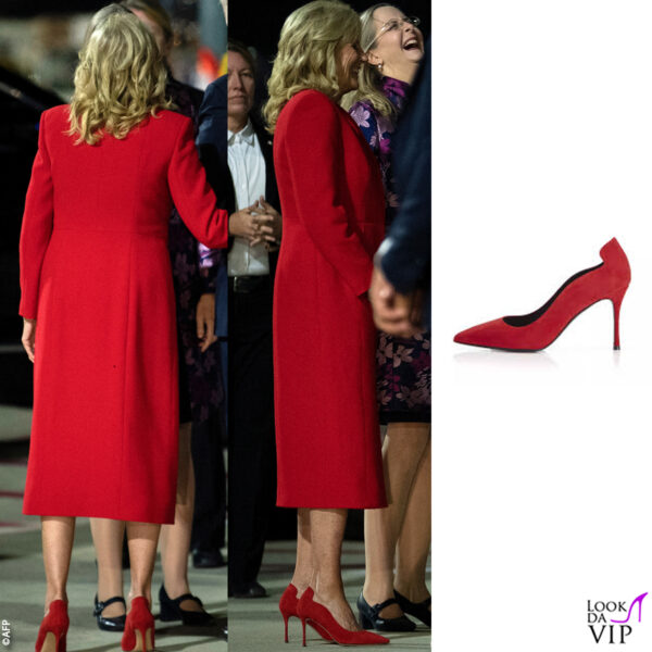 Al suo arrivo a Roma Jill Biden ha catturato l'attenzione con un cappotto rosso abbinato a un paio di pump di Marion Parke