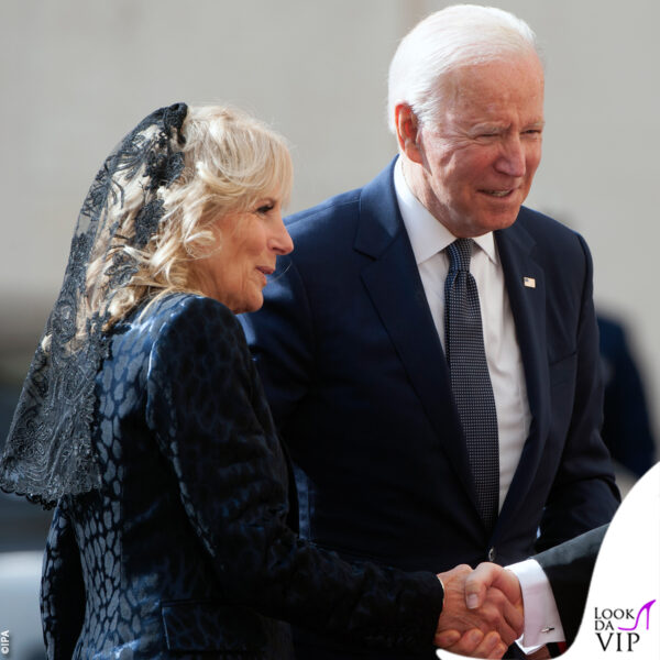 La Biden ha indossato lo stesso outfit, con l'aggiunta del velo nero, per l'incontro in Vaticano 