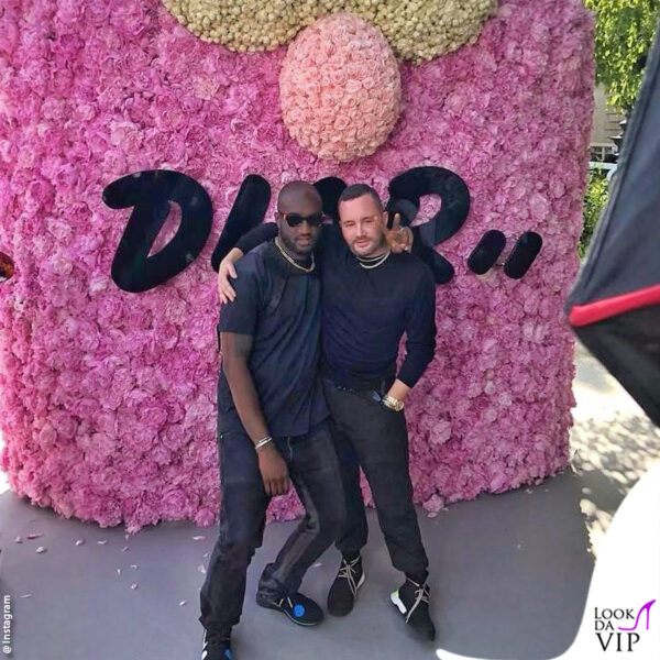 Anche la maison Dior ha ricordato Abloh - "Abbiamo passato tanto tempo in giro per il mondo, a ridere e creare nuove idee", ha scritto Kim Jones. “Il mio pensiero va alla moglie e ai figli”, ha aggiunto Maria Grazia Chiuri 