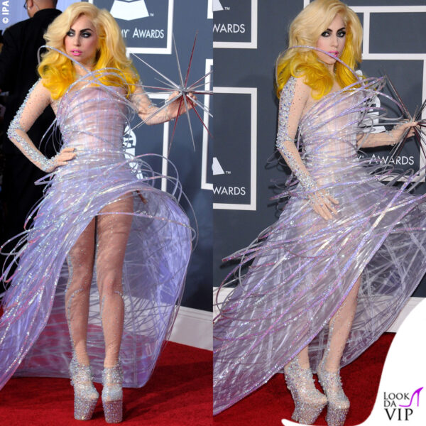 In Armani ai Grammy Award 2010. Il "giallo pipì" dei capelli è stato scelto come tributo alla pop art