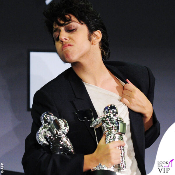 Agli Mtv Video Music Awards 2011, Lady Gaga veste i panni di Jo Calderone: un alterego che ha creato per rappresentare la sua versione maschile