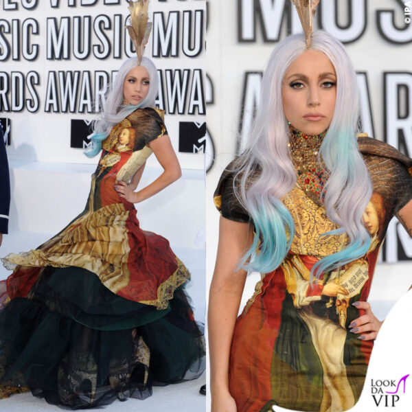 Per gli Mtv Video Music Awards 2010 sceglie un abito di Alexandre McQueen, parte dell'ultima collezione che ha disegnato personalmente. Sulla stoffa è stampata un'opera del pittore Bosch e celebra le donne e la loro bellezza in ogni sua forma (Scarpe Armadillo)