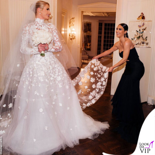 Kim Kardashian regge giocosamente il velo della sposa 