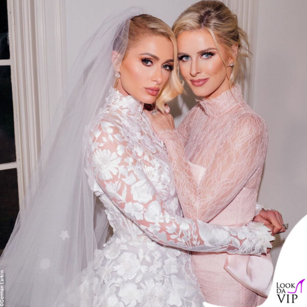 Paris con la sorella Nicky HIlton, sua damigella d'onore 
