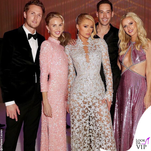 sono i lustrini i protagonisti della cena finale: Paris è stellare nell'abito trasparente di Oscar de la Renta 