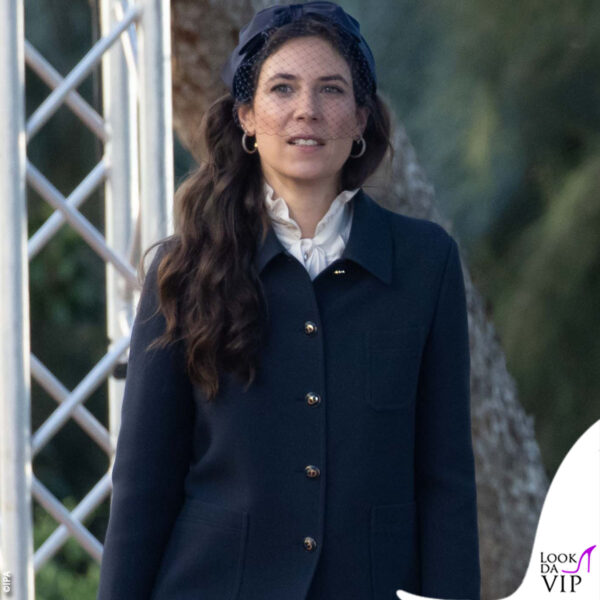 look blu con camicia bianca per Tatiana Santo Domingo, moglie di Andrea Casiraghi 