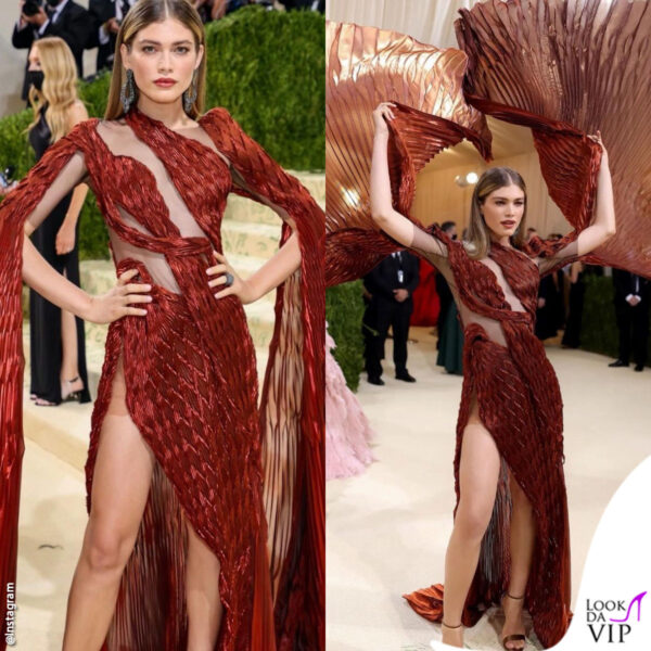 Per partecipare al Met Gala 2021, Valentina Sampaio ha scelto il make up Armani Beauty  (abito Iris Van Herpen scarpe Jimmy Choo gioielli Wasée By Farah)
