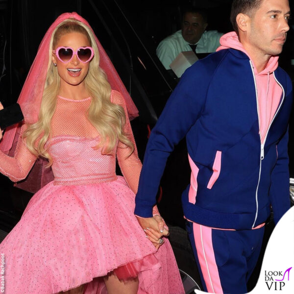per la festa al luna park, Paris ha optato per un giocoso minidress fucsia di Alice + Olivia, con velo e occhiali abbinati 