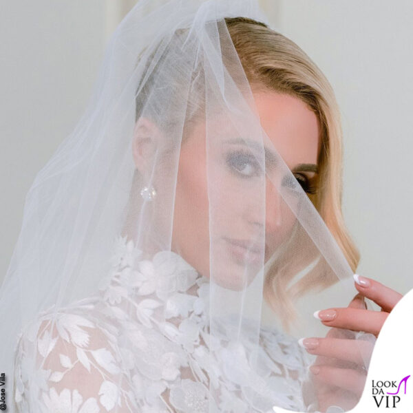 la prima foto in abito da sposa pubblicata da Paris Hilton 