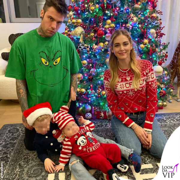 I Ferragnez il giorno di Natale nella loro casa di Milano (maglione Chiara Ferragni Collection)