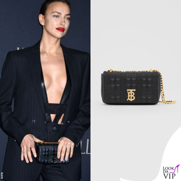 l'outfit era completato da una clutch nera di Burberry