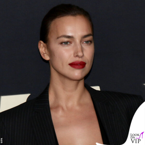 capelli raccolti e rossetto carminio hanno completato il look